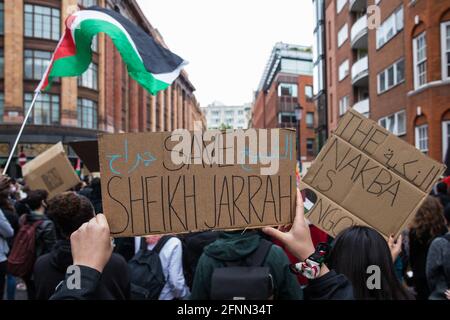 London, Großbritannien. Mai 2021. Ein Aktivist hält ein Schild mit der Aufschrift Save Sheikh Jarrah bei einer Solidaritätskundgebung für Free Palestine SOS Colombia, an der Hunderte von Menschen vor der kolumbianischen Botschaft teilnehmen. Die Redner der Veranstaltung hoben Menschenrechtsverletzungen wie die Vertreibung von Palästinensern in Israel und den besetzten Gebieten sowie die Tötung, Unterdrückung, Inhaftierung und Folter friedlicher Demonstranten und Menschenrechtsverteidiger in Kolumbien hervor. Kredit: Mark Kerrison/Alamy Live Nachrichten Stockfoto