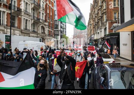 London, Großbritannien. Mai 2021. Aktivisten halten palästinensische und Tigray-Fahnen fest, während Hunderte von Menschen an einer Solidaritätskundgebung für Free Palestine SOS Colombia teilnehmen und von der kolumbianischen Botschaft zur israelischen Botschaft marschieren. Die Redner hoben Menschenrechtsverletzungen wie die Vertreibung von Palästinensern in Israel und den besetzten Gebieten sowie die Tötung, Unterdrückung, Inhaftierung und Folter friedlicher Demonstranten und Menschenrechtsverteidiger in Kolumbien hervor. Kredit: Mark Kerrison/Alamy Live Nachrichten Stockfoto