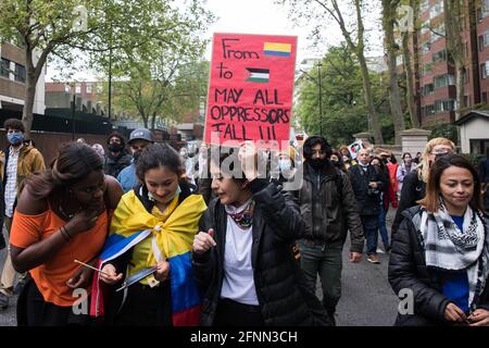 London, Großbritannien. Mai 2021. Hunderte von Menschen nehmen an einer Solidaritätskundgebung für Free Palestine SOS Colombia Teil und marschieren von der kolumbianischen Botschaft zur israelischen Botschaft. Die Redner hoben Menschenrechtsverletzungen wie die Vertreibung von Palästinensern in Israel und den besetzten Gebieten sowie die Tötung, Unterdrückung, Inhaftierung und Folter friedlicher Demonstranten und Menschenrechtsverteidiger in Kolumbien hervor. Kredit: Mark Kerrison/Alamy Live Nachrichten Stockfoto