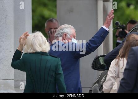 Der Prinz von Wales und die Herzogin von Cornwall kommen zu einem Besuch im Belfast City Hall auf dem Donegall Square, Belfast. Bilddatum: Dienstag, 18. Mai 2021. Stockfoto