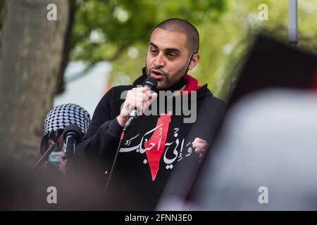 London, Großbritannien. Mai 2021. Rapper Lowkey wendet sich an Zehntausende von Menschen, die am Nakba-Tag nach dem Marsch nach Palästina vor der israelischen Botschaft protestieren. Der marsch, der von der palästinensischen Solidaritätskampagne (PSC), CND, den Freunden von Al Aqsa, der britischen muslimischen Vereinigung, dem palästinensischen Forum in Großbritannien und der Koalition „Stop the war“ organisiert wurde, fand aus Protest gegen israelische Luftangriffe auf Gaza statt. Die Entsendung israelischer Truppen in die Al-Aqsa Moschee während des Ramadan und Versuche, palästinensische Familien aus dem Sheikh Jarrah-Viertel in Ostjerusalem und Sprecher gewaltsam zu verdrängt Stockfoto