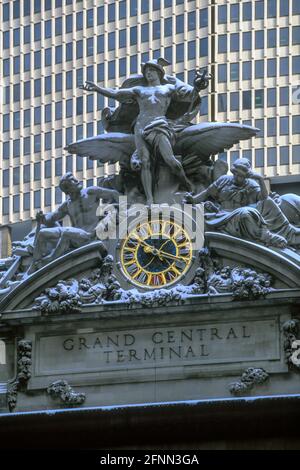 2005 HISTORISCHE QUECKSILBERSTATUE (©JULES COUTAN 1914), ÖFFENTLICHE UHR (©TIFFANY STUDIOS 1914) GRAND CENTRAL TERMINAL MANHATTAN NEW YORK CITY USA Stockfoto