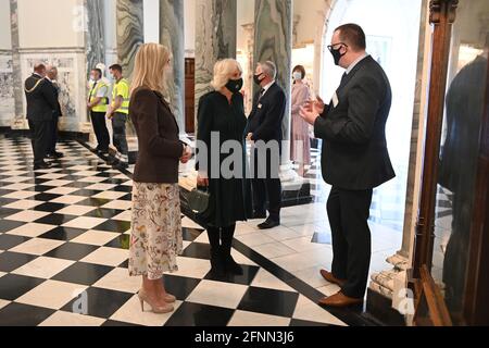 Die Herzogin von Cornwall trifft sich im Rathaus von Belfast mit Historikern und Mitarbeitern, um über die Vergangenheit, Gegenwart und Zukunft von Belfast zu erfahren und von der neuen Vision für die Stadt zu erfahren. Bilddatum: Dienstag, 18. Mai 2021. Stockfoto
