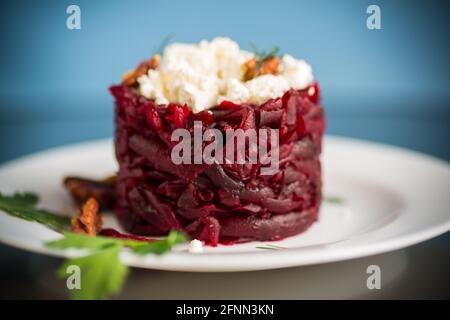 Diätetischer Salat aus gekochten Rüben mit Walnüssen und Quark Auf dem Tisch Stockfoto