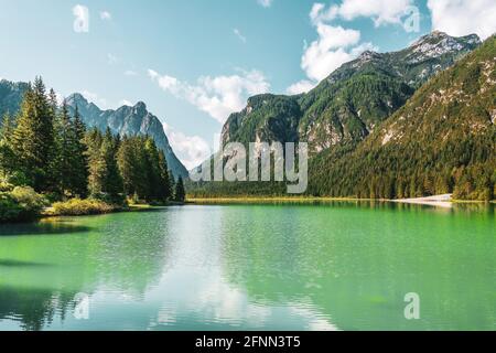 Panoramablick auf den Toblacher See in den Dolomiten, Italien. Stockfoto