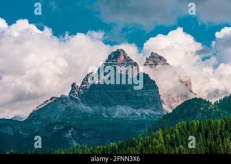 Sturmwolken über den Dolomiten, Italien. Drei Gipfel des Lavaredo. Stockfoto