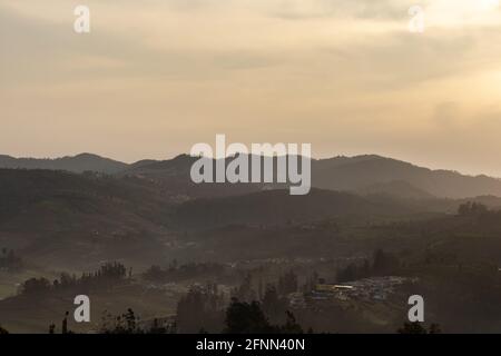 Blick auf die Stadt ooty von der Spitze des Hügels in den frühen Morgen oder Dämmerung Aufnahme in der Dämmerung Form oberen Winkel. Das Bild zeigt die Stadt, die sich in den Ausläufern von Mo befindet Stockfoto