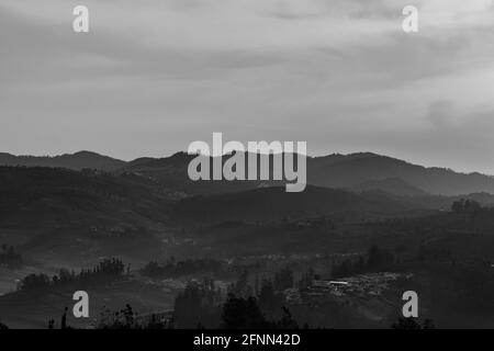 Blick auf die Stadt ooty von der Spitze des Hügels in den frühen Morgen oder Dämmerung Aufnahme in der Dämmerung Form oberen Winkel. Das Bild zeigt die Stadt, die sich in den Ausläufern von Mo befindet Stockfoto