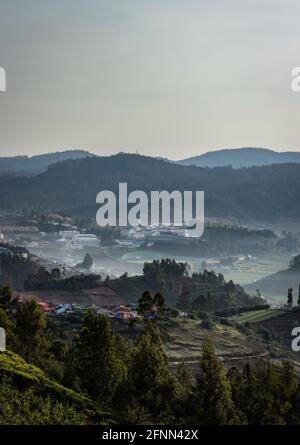 Blick auf die Stadt ooty von der Spitze des Hügels in den frühen Morgen oder Dämmerung Aufnahme in der Dämmerung Form oberen Winkel. Das Bild zeigt die Stadt, die sich in den Ausläufern von Mo befindet Stockfoto