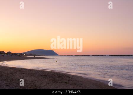 Schöner Sonnenuntergang am Ufer des Atlantiks mit Blick auf den Monte Conero, Marken, Italien, Europa. Stockfoto