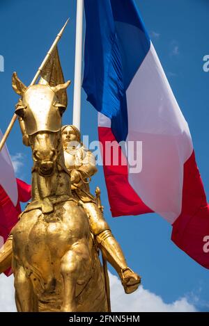 Reiterstatue der Jeanne d'Arc mit französischen Flaggen im Hintergrund. Paris, Frankreich Stockfoto