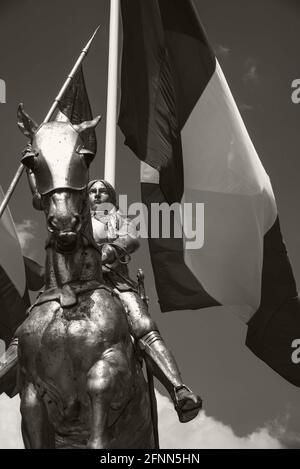 Reiterstatue der Jeanne d'Arc mit französischen Flaggen im Hintergrund. Paris, Frankreich. Sepia historisches Foto Stockfoto