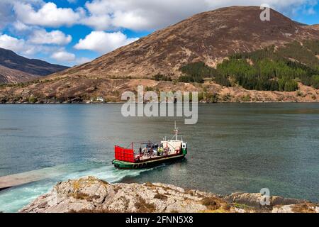 GLENELG NACH SKYE FÄHRE ÜBER KYLE RHEA STRASSE VERLASSEN DIE STEG AUF DER FESTLANDSEITE Stockfoto