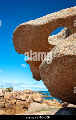 Felsen mit einem Loch auf der Insel Renote in Tregastel, Côtes d'Armor, Bretagne, Frankreich Stockfoto