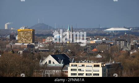 Gelsenkirchen, Nordrhein-Westfalen, Deutschland - Stadtübersicht Gelsenkirchen mit Altstadtkirche, hinten rechts Schalke-Stadion, hinten links Schlackenhaufen Stockfoto