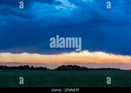 Stürmischer Himmel in der Landschaft von Pampas, Provinz La Pampa, Patagonien, Argentinien. Stockfoto