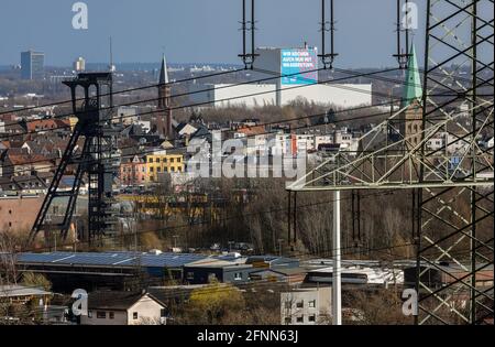 Gelsenkirchen, Nordrhein-Westfalen, Deutschland - Stadtübersicht Gelsenkirchen mit Wickelturm Niederlandekolonie, hinten ThyssenKrupp Steel Bochu Stockfoto