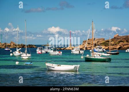 Boote und klares Wasser am Strand von Coz-Pors in Tregastel, Côtes d'Armor, Bretagne, Frankreich Stockfoto