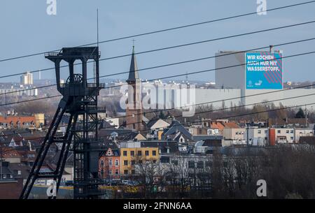 Gelsenkirchen, Nordrhein-Westfalen, Deutschland - Stadtübersicht Gelsenkirchen mit Wickelturm Niederlandekolonie, hinten ThyssenKrupp Steel Bochu Stockfoto