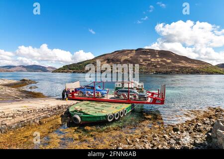 DIE FÄHRE VON GLENELG NACH SKYE ÜBER DIE KYLE RHEA STRASSE FÜHRT ÜBER DIE GLÉNACULIS CREW DREHT DEN DREHTELLER Stockfoto