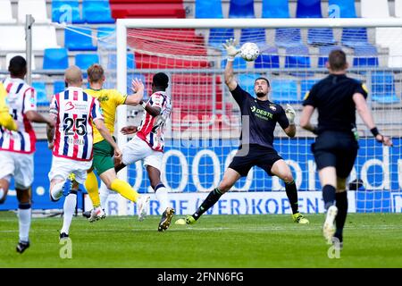 TILBURG, NIEDERLANDE - 16. MAI: *Zian Flemming* von Fortuna Sittard erzielt das zweite Tor, um 1:1 zu erreichen, Aro Muric von Willem II während der Eredivisie Stockfoto