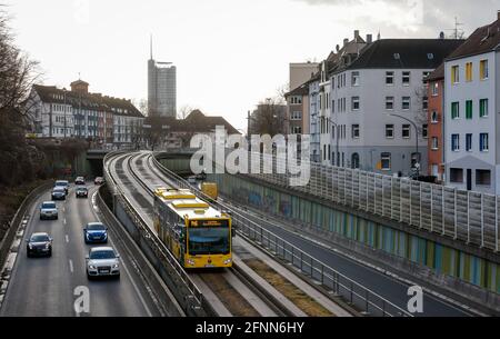 Essen, Nordrhein-Westfalen, Deutschland - Autos und ein öffentlicher Bus fahren auf der Autobahn A40 durch die Innenstadt von Essen, im Hintergrund den Westen Stockfoto