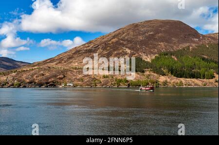 DIE FÄHRE VON GLENELG NACH SKYE ÜBER DIE KYLE RHEA STRASSE FÜHRT ÜBER DIE GLÉNACULIS RÜCKKEHR ZUM FESTLAND Stockfoto