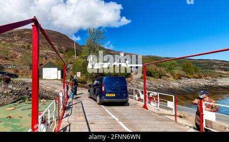 DIE FÄHRE VON GLENELG NACH SKYE ÜBER DIE KYLE RHEA STRASSE FÜHRT ÜBER DIE GLÉNACULIS FAHRZEUG, DAS DAS DECK VERLÄSST, AUF DEN SKYE-SLIPWAY Stockfoto