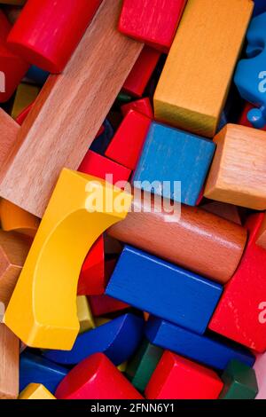 Mehrfarbige Holzdetails von einem Kinderdesigner. Nahaufnahme. Stockfoto