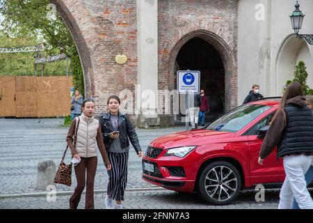 Fußgängerzone in der Sendlinger Straße. Die 7-Tage-Inzidenz in der bayerischen Landeshauptstadt München sinkt am 18.5.2021 wieder unter 50. Damit könnten Museen, Läden und weitere Einrichtungen ohne Terminvereinbarung wieder öffnen, wenn der Wert stabil bleibt. - Fußgängerzone in der Sendlinger Straße. Die siebentägige Inzidenz in München fiel am 18. Mai 2021 unter 50. Wenn die Punktzahl stabil bleibt, könnten Museen, Geschäfte und andere Einrichtungen ohne einen Termin eröffnet werden. (Foto von Alexander Pohl/Sipa USA) Stockfoto