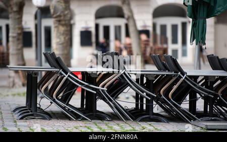 Hamburg, Deutschland. Mai 2021. Tische und Stühle stehen vor einem Café im Stadtzentrum. Quelle: Daniel Reinhardt/dpa/Alamy Live News Stockfoto