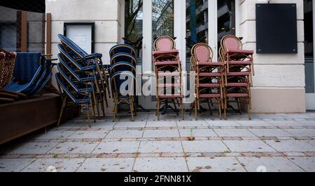 Hamburg, Deutschland. Mai 2021. Tische und Stühle stehen vor einem Café im Stadtzentrum. Quelle: Daniel Reinhardt/dpa/Alamy Live News Stockfoto