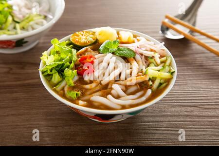 Assam Laksa (Noddle in würziger Fischgrasgravie) Ist ein besonderes malaysisches beliebtes Essen Stockfoto