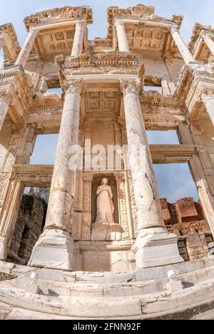 Celsus Bibliothek in Ephesus in Selcuk (Izmir), Türkei. Die Marmorstatue ist Sophia, Göttin der Weisheit, in der Celcus Library in Ephesus, Türkei. Die Ruinen o Stockfoto