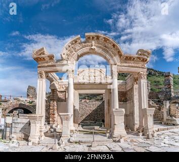 EPHESUS, Türkei: Marble Reliefs in Ephesus historische antike Stadt, in Selcuk, Izmir, Türkei. Abbildung der Medusa mit Ornamenten aus Akanthusblättern, Detail o Stockfoto