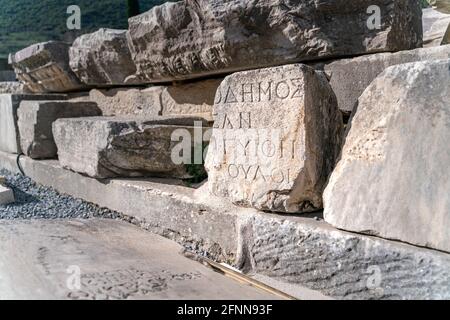 Griechische Inschrift in der Bibliothek von Celsus in Ephesus antike griechische Stadt an der Küste von Ionien, Türkei Stockfoto