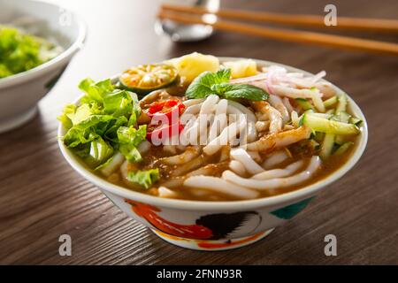 Assam Laksa (Noddle in würziger Fischgrasgravie) Ist ein besonderes malaysisches beliebtes Essen Stockfoto