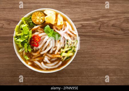 Assam Laksa (Noddle in würziger Fischgrasgravie) Ist ein besonderes malaysisches beliebtes Essen Stockfoto