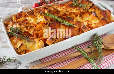 Italienische Pasta Hähnchenauflauf in einer cremigen Tomatensoße gratiniert Mit Mozzarella und Croutons Stockfoto