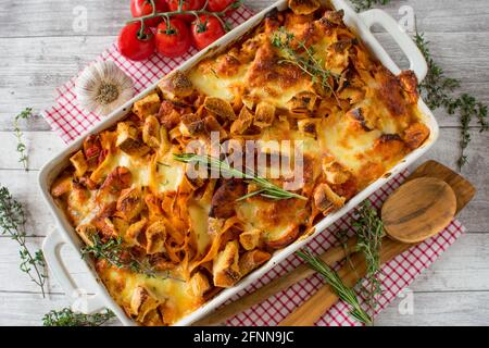 Italienische Pasta Hähnchenauflauf in einer cremigen Tomatensoße gratiniert Mit Mozzarella und Croutons Stockfoto