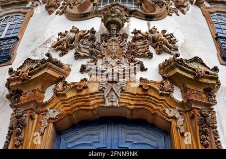 Barocke Kirchenornamente an der Fassade, Ouro Preto, Brasilien Stockfoto