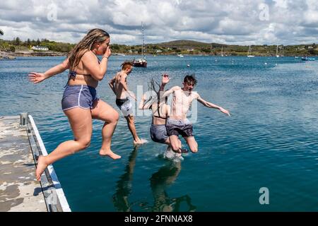 Schull, West Cork, Irland. Mai 2021. Die Sonne schien heute auf Schull, was viele Einheimische und Besucher dazu veranlasste, das schöne Wetter zu nutzen, bevor der Regen in den nächsten Tagen eintrifft. Shona Mackman, Ballydehob, Joe Granaghan, Baltimore, Zara Egerton, Durrus und Tiernan Roe von Ballydehob. Quelle: AG News/Alamy Live News Stockfoto