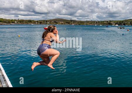 Schull, West Cork, Irland. Mai 2021. Die Sonne schien heute auf Schull, was viele Einheimische und Besucher dazu veranlasste, das schöne Wetter zu nutzen, bevor der Regen in den nächsten Tagen eintrifft. Shona Mackman von Ballydehob sprang ins Wasser, um sich abzukühlen. Quelle: AG News/Alamy Live News Stockfoto