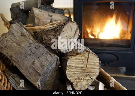 Holzofen in gemütlichen warmen Haus, aber Großbritannien hat Strengere Verwendung bei Öfen mit mehreren Brennstoffen Stockfoto