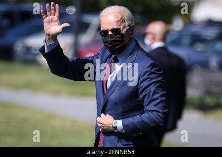 Washington DC, USA. Mai 2021. Präsident Joe Biden winkt, als er auf der Ellipse in der Nähe des Weißen Hauses geht, bevor er am 18. Mai 2021 in Washington, DC, an Bord von Marine One geht. (Foto von Oliver Contreras/Pool/ABACAPRESS.COM) Quelle: Abaca Press/Alamy Live News Stockfoto