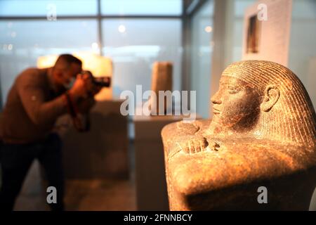 Kairo, Ägypten. Mai 2021. Ein Mann fotografiert eine Ausstellung in einem neu eröffneten Museum am internationalen Flughafen von Kairo in Kairo, Ägypten, 18. Mai 2021. Ägyptens Tourismus und Antiquitäten weihten am Dienstag zwei neue Museen am internationalen Flughafen Kairo ein, um den Internationalen Museumstag zu feiern, der jedes Jahr auf den 18. Mai fällt. Die neuen Museen, die sich in den Gebäuden des Terminals 2 und des Terminals 3 befinden, werden den Besuchern einen Blick auf die Schätze Ägyptens ermöglichen. Quelle: Ahmed Gomaa/Xinhua/Alamy Live News Stockfoto