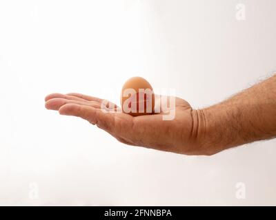 Nahaufnahme eines Eies mit einem Kuss-Aufdruck Die Hand einer Person Stockfoto