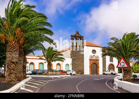 Reiseeindrücke von Teguise, der ehemaligen Hauptstadt im Norden der Kanarischen Insel Lanzarote: Blick durch die Calle José Betancort bis zur Kirche von Stockfoto