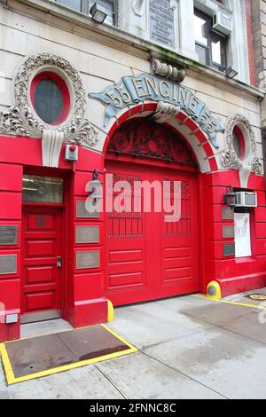 NEW YORK, USA - 1. JULI 2013: Außenansicht des Feuerwehrmotors 55 der New Yorker Feuerwehr. FDNY ist mit 15,870 EMP die größte Feuerwehr in den USA Stockfoto