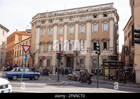 Rom, Italien. Mai 2021. Die Kulisse auf dem Piazza del Gesù in Rom während der Dreharbeiten zur italienischen Fernsehserie „Esterno Notte“ unter der Regie von Marco Bellocchio, die die Geschichte der Entführung von Aldo Moro erzählt. (Foto von Matteo Nardone/Pacific Press) Quelle: Pacific Press Media Production Corp./Alamy Live News Stockfoto